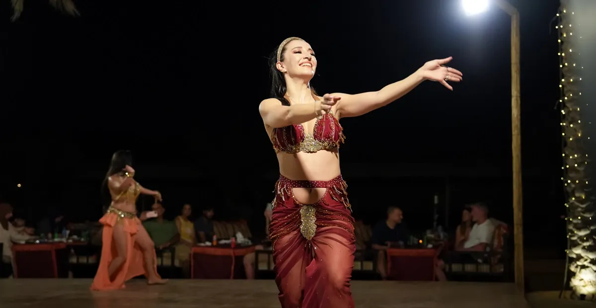belly dance in desrt over night camp